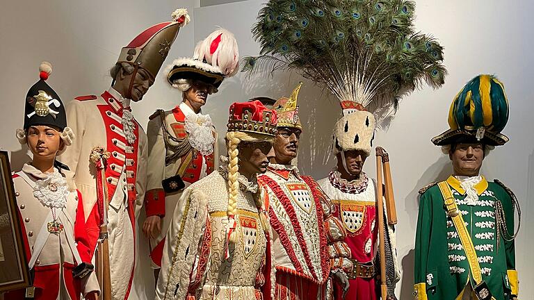 Das festgelegte Personal des Kölner Karnevals, unter anderem mit Jungfrau, Prinz und Bauer (vorne von links, Originalkostüme im Fastnachtmuseum), entstand in den Jahrzehnten nach der Karnevalsreform 1823.