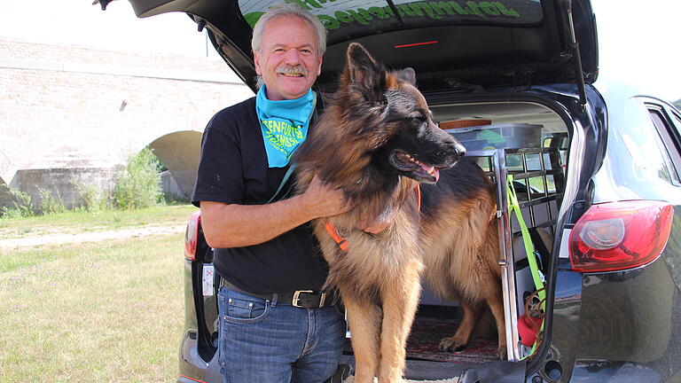 Jürgen Lucas, im Bild mit seinem Altdeutschen Schäferhund Gino, organisiert die dritte Ochsenfurter Hundemesse auf den Mainwiesen.