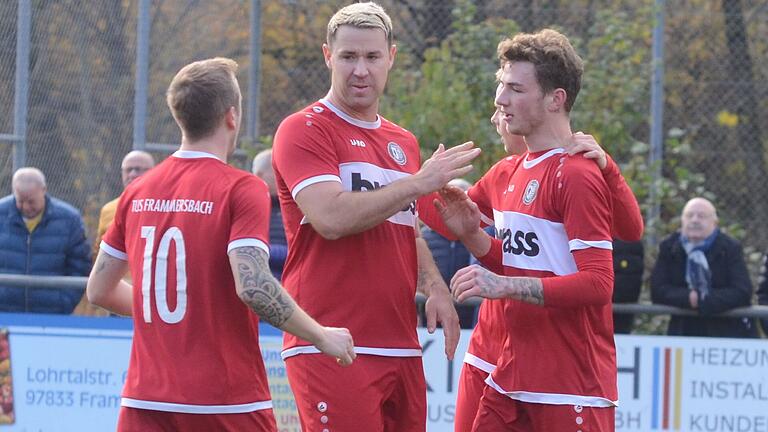 Er steht beim Auswärtsspiel seiner TuS Frammersbach in Haibach vor dem Torjäger-Duell mit Luca Gelzleichter: Spielertrainer Patrick Amrhein (Bildmitte).