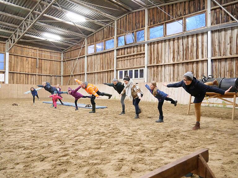 Genauso wichtig: Spaß am Ehrenamt haben und anpacken. Landrat Thomas Eberth (Mitte) motivierte hierfür die junge Voltigier-Truppe aus Reichenberg während des Trainings.