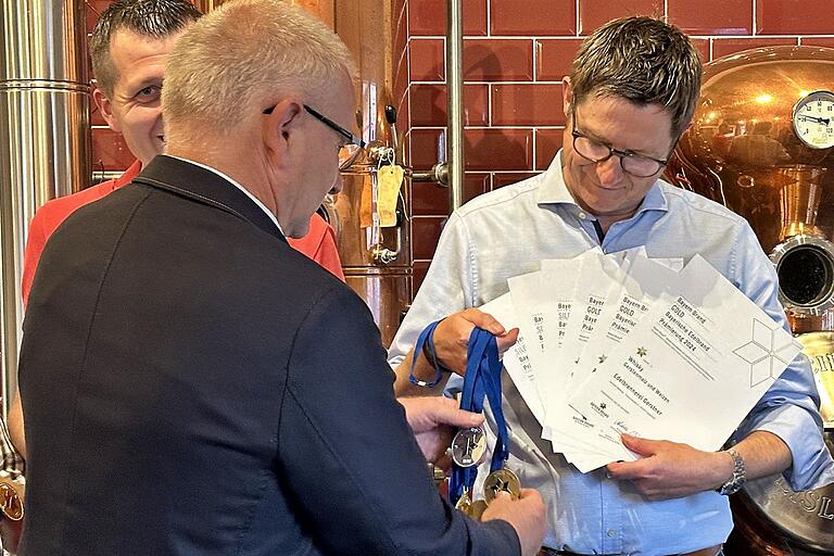 Medaillen und Urkunden müssen natürlich entsprechend präsentiert werden, sagte Hubert Fröhlich und ordnete selbst, wie er sagte, fächerförmig die Medaillen an. Medaillen und Urkunden müssen natürlich entsprechend präsentiert werden, sagte Hubert Fröhlich und ordnete selbst, wie er sagte, fächerförmig die Medaillen an.