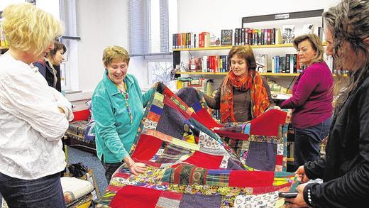 Gibt ihr Wissen rund ums Patchworken und Quilten weiter: In den vergangenen 20 Jahren hat Thea Merkelbach (Dritte von links, in grün) viele Quilts gefertigt, die aus den unterschiedlichsten Gründen stets eine besondere Bedeutung für sie haben.