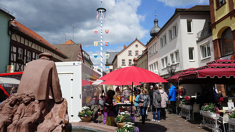 Sonniges Wetter und viele Besucher beim Maimarkt.