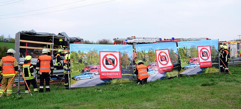 Mit solchen Sichtblenden wie hier bei einem Unfall auf der A3 werden heutzutage Opfer und Helfer vor Gaffern geschützt.