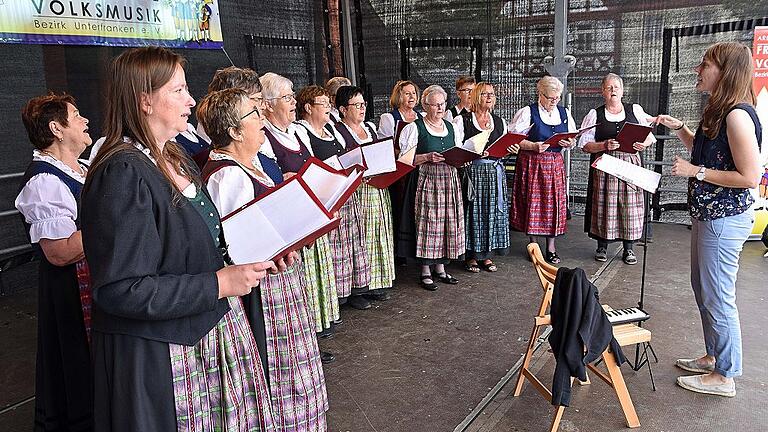 Der Landfrauenchor Haßberge mit seiner Leiterin Kirsten Snater beteiligte sich am 14. Unterfränkischen Volksmusikfest in Haßfurt.