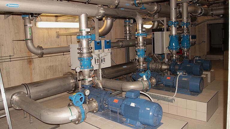 Die Wassergebühren werden angehoben. Hier Blick in den Pumpenraum, von dem aus das Trinkwasser in die sechs Hochbehälter gepumpt wird und von dort aus die Ortsteile erreicht. Die Wassergebühren werden angehoben. Hier Blick in den Pumpenraum, von dem aus das Trinkwasser in die sechs Hochbehälter gepumpt wird und von dort aus die Ortsteile erreicht.