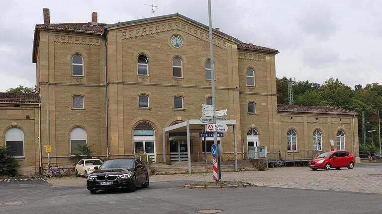 Der Kitzinger Bahnhof, erbaut in den 1860er Jahren, war immer schon mehr Funktions- als Prestigeobjekt. Heute gilt er als Sanierungsfall.&nbsp;&nbsp;