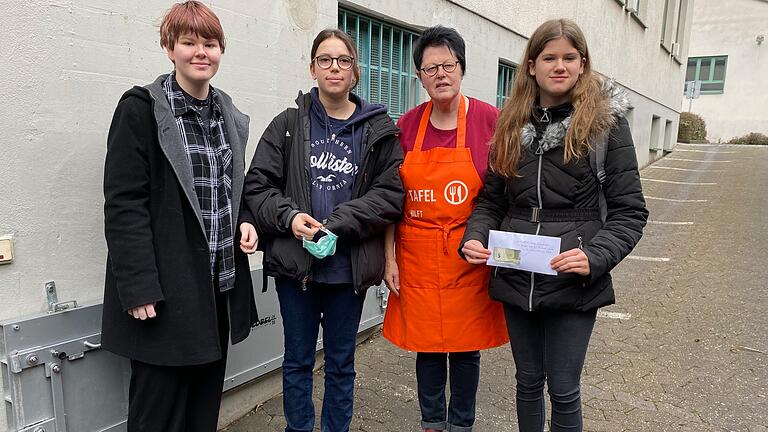 Die Realschülerinnen Lisa Krappen, Annika Scheckenbach und Jasmin Nickel übergeben ihre Spende an Katharina Müller von der Kitzinger Tafel e.V..