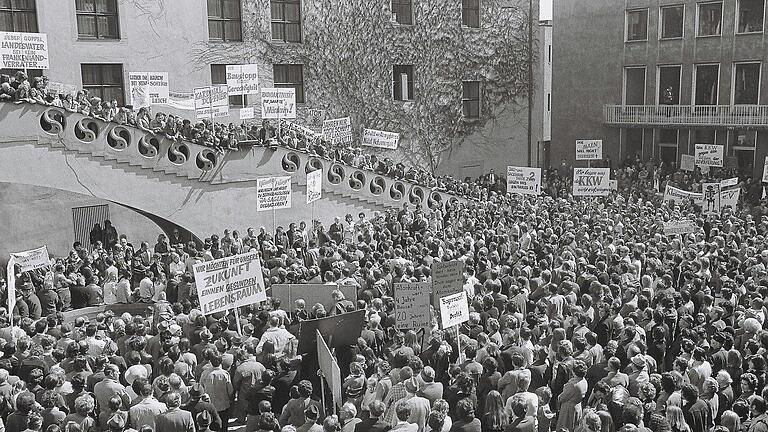 Blick in den Rathausinnenhof bei der Anti-Atomkraft-Demo am 19. April 1975 in Schweinfurt. Blick in den Rathausinnenhof bei der Anti-Atomkraft-Demo am 19. April 1975 in Schweinfurt. 