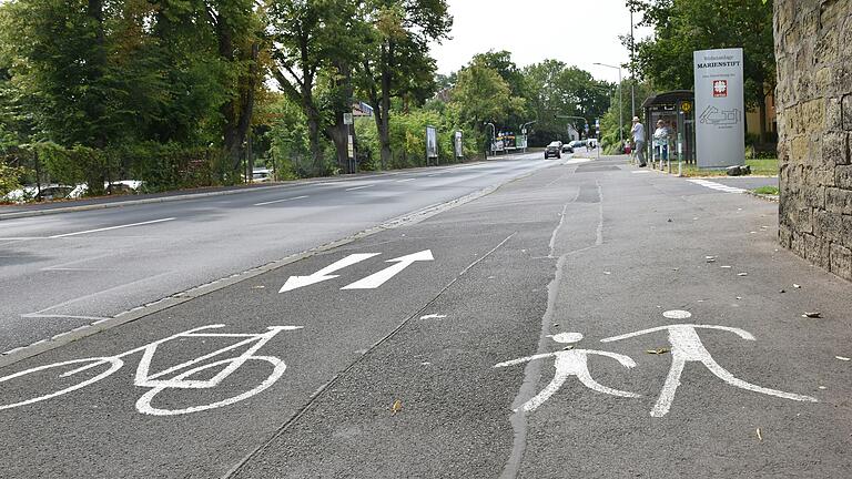 Stadteinwärts gibt es schon einen Radweg in der Deutschhöfer Straße, hier auf der Höhe des Seniorenheims Marienstift. Dieses Jahr soll stadtauswärts ein weiterer Radweg dazukommen. Stadteinwärts gibt es schon einen Radweg in der Deutschhöfer Straße, hier auf der Höhe des Seniorenheims Marienstift. Dieses Jahr soll stadtauswärts ein weiterer Radweg dazukommen.