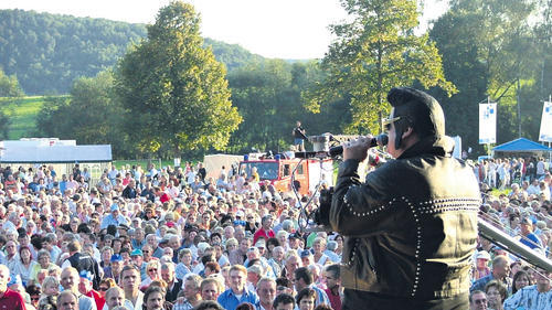 Elvis rockte zum B1-Sommerreise-Finale vor Tausenden im Kurpark       -  Bad Bocklet (rp)   Er strahlte wie die Sonne, grinste wie der Mond, der fast kreisrund über dem Saaletal auftauchte: Für Wolfgang Back, den Bürgermeister von Bad Bocklet, war das Finale der zehnten Sommerreise von Bayern 1 so was wie ein Sechser im Lotto. Denn alles passte: Zwischen 7000 und 10 000 B1-Familienmitglieder erlebten im Kurpark eine unterhaltsame, teilweise lustige, phasenweise auch spannende sechsstündige Show, die die Marktgemeinde im Landkreis Bad Kissingen mit einem Feuerwerk krönte. In der Vorrunde des Feuerwehr-Wettbewerbs ließen die Gastgeber der Feuerwehr aus Kothen den Vortritt, die im Viertelfinale jedoch ausschied. Den Sieg und damit ein Flugticket zur größten Feuerwehrmesse nach Indianapolis (USA) holte sich das Team aus Dingolfing. Für den Städtewettbewerb bot Bürgermeister Back zwar ein phänomenales Panikorchester auf mit Klosettschüssel-Alphorn und Feuerwehrspritzen-Trompete, musste sich auf dem Fahrrad-Ergometer aber dem Murnauer Bürgermeister geschlagen geben. Für Stimmung sorgte zum sechstenmal die Münchner Band Tropical Rain, von der Peter Kindermann sogar in die Rolle des Elvis Presley schlüpfte.