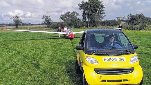 Klein, aber oho: Der Smart ist auf dem Flugplatz Schweinfurt nicht nur der “Follow-me-Car“, sondern ist auch Schlepper für die gut 500 Kilo schweren (oder leichten) Segelflugzeuge. Fränkisches Vergleichssegelfliegen 2013 Schweinfurt Flugplatz Segelflug Segelflieder Aero-Club Schweinfurt Klein, aber oho: Der Smart ist auf dem Flugplatz Schweinfurt nicht nur der “Follow-me-Car“, sondern ist auch Schlepper für die gut 500 Kilo schweren (oder leichten) Segelflugzeuge. Fränkisches Vergleichssegelfliegen 2013 Schweinfurt Flugplatz Segelflug Segelflieder Aero-Club Schweinfurt