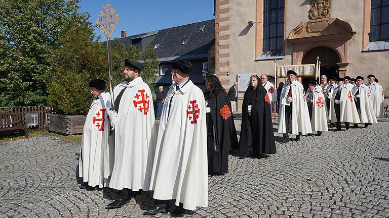 Die Damen und Herren des Ritterordens  vom Heiligen Grab zu Jerusalem nahmen an der Prozession im Rahmen der Feier des Patroziniums rund um die Klosteranlage am Kreuzberg teil.