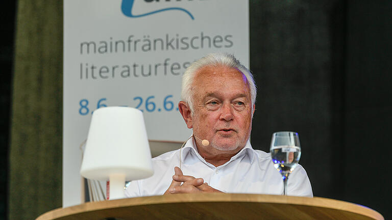 Bundestagsvizepräsident Wolfgang Kubicki von der FDP liest aus seinem Buch 'Sagen was Sache ist' beim MainLit Festival im Gut Wöllried bei Würzburg.