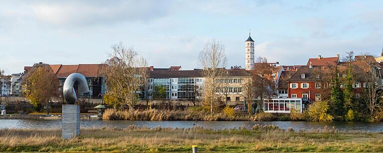 Der Fischerrain von der Maininsel aus gesehen – durch den markanten Schrotturm kann man die Ähnlichkeit zum Bild aus den 1930ern noch erkennen.