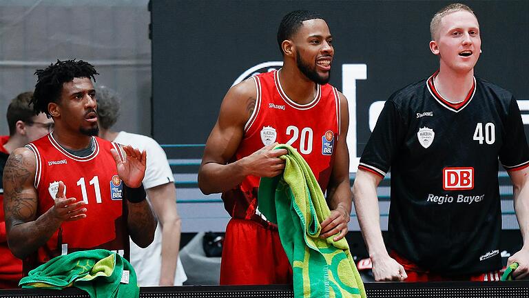 Das letzte Mal im Baskets-Leibchen: Xeyrius Williams (inmitten seiner inzwischen ehemaligen Mannschaftskollegen Stanley Whittaker, links, und Collin Welp) wechselte kurzfristig aus Würzburg zum israelischen Europapokal-Teilnehmer&nbsp; Hapoel Haifa.&nbsp;