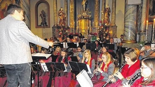 Gut aufgelegt: die Trachtenkapelle Unterweißenbrunn beim Jahresabschlusskonzert in der Pfarrkirche St. Katharina Gut aufgelegt: die Trachtenkapelle Unterweißenbrunn beim Jahresabschlusskonzert in der Pfarrkirche St. Katharina