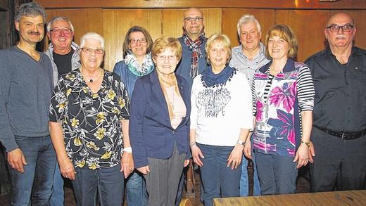 Dank vom Vorsitzenden: Norbert Roth (von links), Vorsitzender des TSV Iphofen, gratulierte den treuen Mitgliedern Wolfgang Buchardt, Liese Huthöfer, Karin Güntner, Heidi Stößel, Helmut Seufert, Margit Altenhöfer, Werner Hack, Angelika Huckle und Karl-Heinz Waldow zu ihren Jubiläen. Dank vom Vorsitzenden: Norbert Roth (von links), Vorsitzender des TSV Iphofen, gratulierte den treuen Mitgliedern Wolfgang Buchardt, Liese Huthöfer, Karin Güntner, Heidi Stößel, Helmut Seufert, Margit Altenhöfer, Werner Hack, Angelika Huckle und Karl-Heinz Waldow zu ihren Jubiläen.