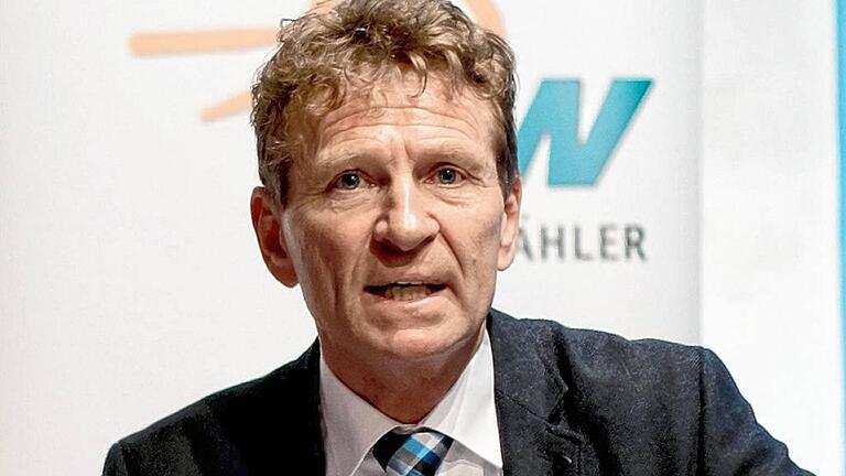 Der Landtagsabgeordnete der Freien Wähler, Günther Felbinger aus Langenprozelten, erstattet wegen Betrugsvorwürfen Selbstanzeige beim Landtagsamt und bei der Staatsanwaltschaft. Darin gibt er unter anderem zu, von 2008 bis 2013 Werkverträge nur zum Schein geschlossen zu haben. Damit hat er sich offensichtlich finanzielle Vorteile verschafft. Rund 65 000 Euro an dafür geflossenen Steuergeldern erstattet er dem Landtag zurück. Vorausgegangen waren Medienrecherchen, die ein ehemaliger Mitarbeiter Felbingers angestoßen hatte. Als Konsequenz aus seinem Handeln legt Felbinger sein Amt als Freie-Wähler-Bezirksvorsitzender nieder. Seine Mandate als Landtagsabgeordneter, Kreisrat und Stadtrat von Gemünden behält er jedoch. Die Staatsanwaltschaft leitet ein Ermittlungsverfahren gegen Felbinger ein und lässt rund ein Dutzend Objekte durchsuchen, darunter die Wohnungen von Felbinger sowie das Freie-Wähler-Bürgerbüro in Karlstadt. Bis gegen ihn Anklage erhoben wird, kann es noch einige Monate dauern. Der Landtagsabgeordnete der Freien Wähler, Günther Felbinger aus Langenprozelten, erstattet wegen Betrugsvorwürfen Selbstanzeige beim Landtagsamt und bei der Staatsanwaltschaft. Darin gibt er unter anderem zu, von 2008 bis 2013 Werkverträge nur zum Schein geschlossen zu haben. Damit hat er sich offensichtlich finanzielle Vorteile verschafft. Rund 65 000 Euro an dafür geflossenen Steuergeldern erstattet er dem Landtag zurück. Vorausgegangen waren Medienrecherchen, die ein ehemaliger Mitarbeiter Felbingers angestoßen hatte. Als Konsequenz aus seinem Handeln legt Felbinger sein Amt als Freie-Wähler-Bezirksvorsitzender nieder. Seine Mandate als Landtagsabgeordneter, Kreisrat und Stadtrat von Gemünden behält er jedoch. Die Staatsanwaltschaft leitet ein Ermittlungsverfahren gegen Felbinger ein und lässt rund ein Dutzend Objekte durchsuchen, darunter die Wohnungen von Felbinger sowie das Freie-Wähler-Bürgerbüro in Karlstadt. Bis gegen ihn Anklage erhoben wird, kann es noch einige Monate dauern.