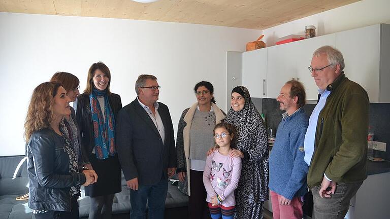 Eine Familie in der Wohnanlage im Finanzamtsgarten erlaubte den Blick in ihr Apartment. Dieses Angebot nahmen einige an. Stellvertretender Bürgermeister Theo Dittmaier hatte dazu eingeladen.