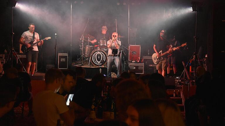 Zwei Tage gab es angenehm ordentlich Rockmusik beim „Rockover Wiesthal“ auf die Ohren. „Remote“ aus Lohr begeisterte mit Grungemusik. Zwei Tage gab es angenehm ordentlich Rockmusik beim „Rockover Wiesthal“ auf die Ohren. „Remote“ aus Lohr begeisterte mit Grungemusik.