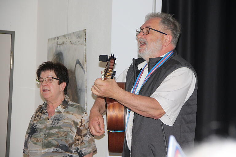 Wolfgang und Annelie Erbach aus Themar singen über ihre Heimat an der Werra. Wolfgang und Annelie Erbach aus Themar singen über ihre Heimat an der Werra.