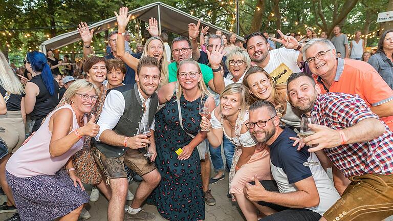 Zahlreiche Menschen besuchen am Samstag 13. August das Volkacher Weinfest. Für die musikalische Unterhaltung sorgte die Stimmungskapelle „Oh la la“. Zahlreiche Menschen besuchen am Samstag 13. August das Volkacher Weinfest. Für die musikalische Unterhaltung sorgte die Stimmungskapelle „Oh la la“.