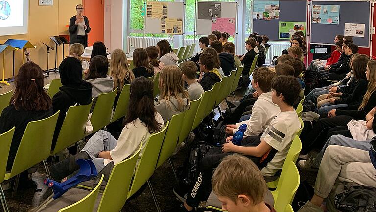 Nadine Schubert in der Aula der Rathenau-Schulen.