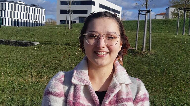 Elena Möhler wartet bei der Mensateria am Hubland auf eine Freundin, um ihr die Essensausgabe zu zeigen. Sonst geht sie selbst nur selten hier essen.