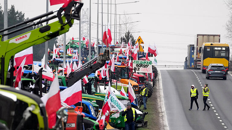 Bauernproteste - Polen.jpeg       -  06.03.2024, Polen, Lomianki: Polnische Landwirte blockieren eine Hauptstraße mit Traktoren während einer Demonstration. Die Landwirte wehren sich gegen die EU-Agrarpolitik und die Einfuhr von Produkten aus der Ukraine. Sie wollen verhindern, dass billigeres ukrainisches Getreide auf ihren Markt gelangt. Foto: Czarek Sokolowski/AP/dpa +++ dpa-Bildfunk +++