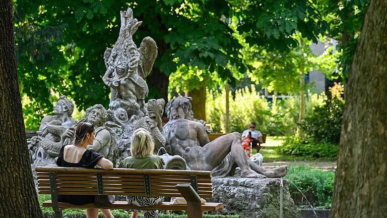 Wohl einer der angenehmsten Orte bei Hitze in Würzburg: Der Juliusspitalgarten mit seinen schattigen Bäumen und dem entspannt plätschernden Brunnen.