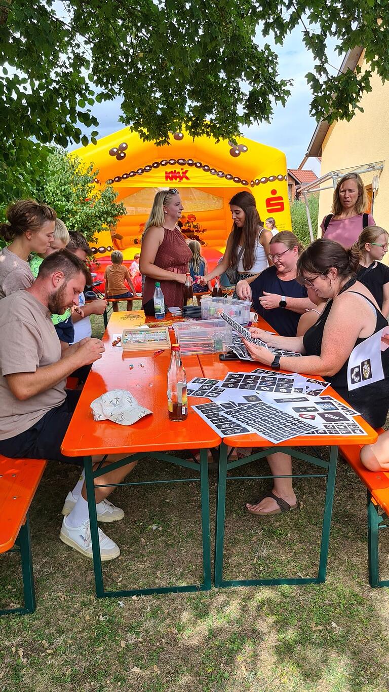 Beim Dorffest in Reyersbach bastelten auch die Großen nach Herzenslust.