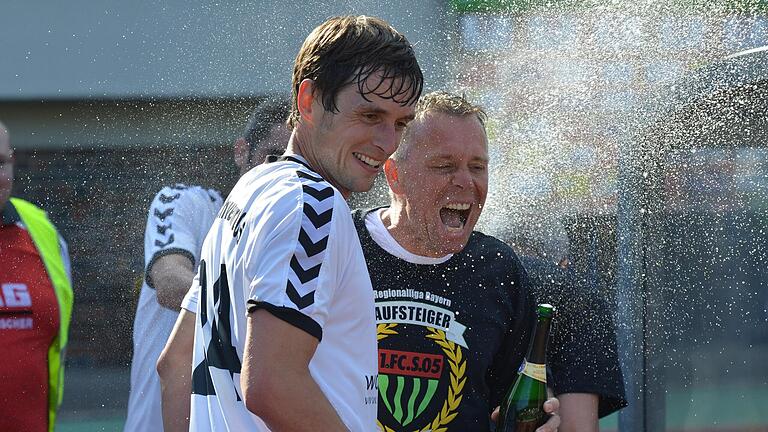 War auch beim FC 05 Schweinfurt unter Vertrag: Peter Heyer (links), der hier mit dem damaligen Trainer Gerd Klaus am 18. Mai 2013 den Aufstieg in die Fußball-Regionalliga feiert.&nbsp;