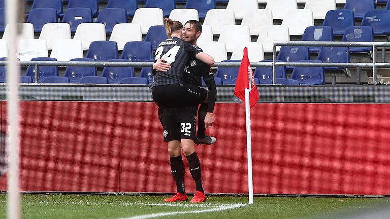 Bejubelt seinen ersten Treffer für die Würzburger Kickers: Christian Strohdiek (mit Marvin Stefaniak) traf gegen den TSV Havelse zum 1:0 für die Rothosen. Bejubelt seinen ersten Treffer für die Würzburger Kickers: Christian Strohdiek (mit Marvin Stefaniak) traf gegen den TSV Havelse zum 1:0 für die Rothosen.