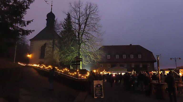 Zum Adventsmarkt am Kloster Kreuzberg kamen wieder zahlreiche Besucherinnen und Besucher. Zum Adventsmarkt am Kloster Kreuzberg kamen wieder zahlreiche Besucherinnen und Besucher.