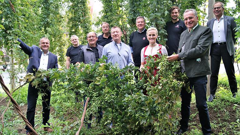 In kleinem Kreis wurde die Hopfenernte 2020 im brauereieigenen Hopfengarten der Ochsenfurter Kauzen Bräu durchgeführt (Erste Reihe von links) Landrat Thomas Eberth, amtierender Hopfenkönig Wolfgang Kuhl, erster Bürgermeister der Stadt Ochsenfurt Peter Juks, bayerische Bierkönigin Veronika Ettstaller, Bundestagsabgeordneter Paul Lehrieder, (Zweite Reihe von links) erster Braumeister der Kauzen Bräu Otto Resch, Seniorchef der Kauzen Bräu Karl-Heinz Pritzl, Landtagsabgeordneter Volkmar Halbleib, Juniorchef der Kauzen Bräu Jacob Pritzl, TV-Moderator Volker Omert.