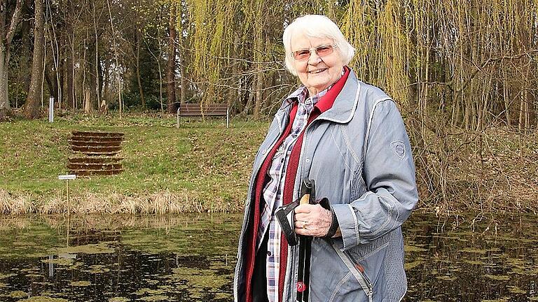 sr edith ccr 2foto diana fuchs       -  Am so genannten Prinzessinnenbad im Schlosspark Schwanberg genießt Schwester Edith Margaretha Stüfen gerne die Natur. Zu ihrem 90. Geburtstag präsentiert sich der Park in unzähligen Grüntönen.