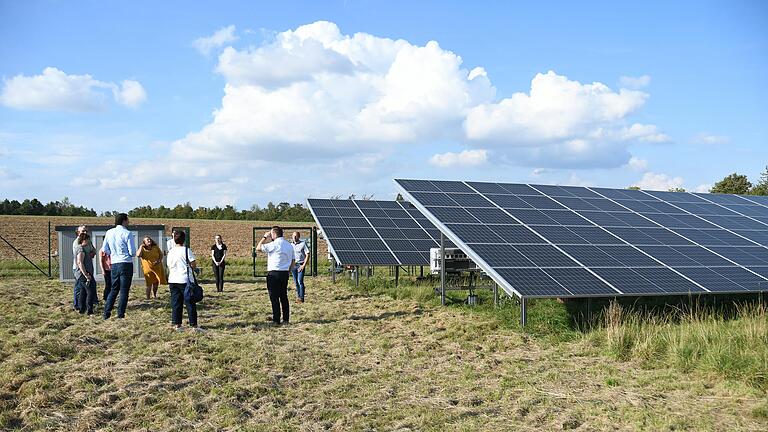 Nur einen kleinen Teil des neuen Dettelbacher Solarparks kann man auf diesem Bild hier sehen. Bei der offiziellen Eröffnung konnten die Gäste einen genaueren Blick auf die Module werfen, sonst ist die Anlage umzäunt und abgesperrt.