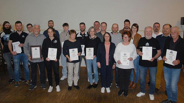 Der SV Hüttenheim ehrte zahlreiche Frauen und Männer für ihre Vereinstreue zwischen 25 und 60 Jahren. Der SV Hüttenheim ehrte zahlreiche Frauen und Männer für ihre Vereinstreue zwischen 25 und 60 Jahren.