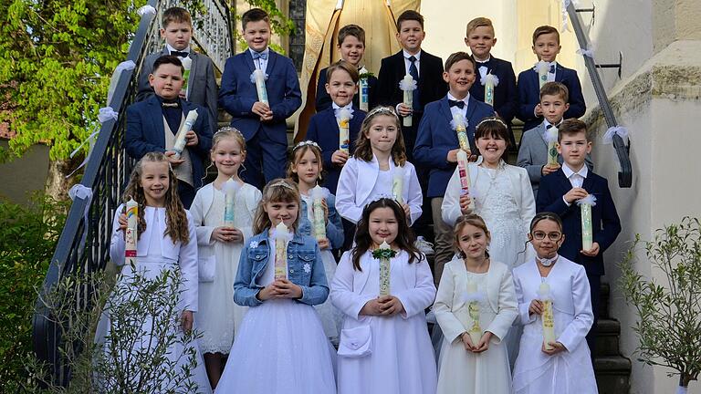 Am 07.04. empfingen in der St. Bartholomäus Kirche in Knetzgau 11 Buben und 9 Mädchen ihre Erstkommunion. Herr Pfarrer Michael Weck führte feierlich das erste Mal zum Tisch des Herrn.    Märkl Maximilian, Merz Marian, Hofmann Lias, Mann Hannes, Männling Richard, Gumann Lias; Düring Tiziano, Bartnick Max, Düring Felix, Keller Finn; Böhm Lina, Nicklaus Lorena, Scheufler Lucy, Barth Lea, Eigl Mia Anna, Lechner Adrian; Klauer Celine, Eiter Leonie, Fuchs Lavinia, Falsone Cloe