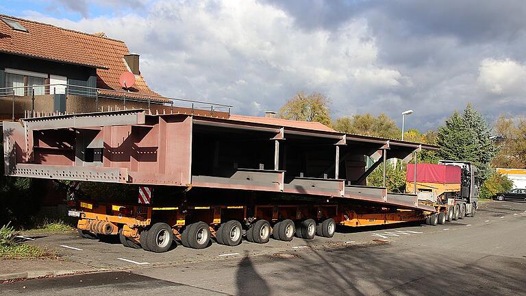 Der Schwertransporter mit Bauteilen für die Gemündener Mainbrücke ist in Laudenbach gestrandet. Foto: Markus Rill Der Schwertransporter mit Bauteilen für die Gemündener Mainbrücke ist in Laudenbach gestrandet. Foto: Markus Rill