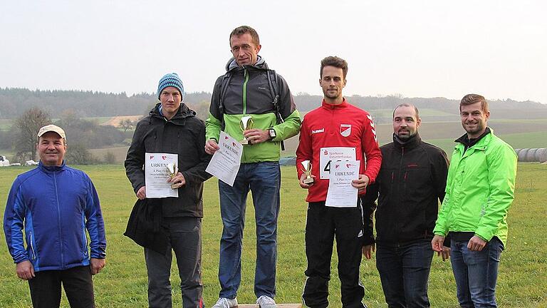 Die Sieger auf der Zehn-Kilometer-Strecke von links: Bürgermeister Dieter Möhring, Julian Müller, Christoph Merz, Maximilian Frank, Christian Günther und Thomas Wagenhäuser. Die Sieger auf der Zehn-Kilometer-Strecke von links: Bürgermeister Dieter Möhring, Julian Müller, Christoph Merz, Maximilian Frank, Christian Günther und Thomas Wagenhäuser.