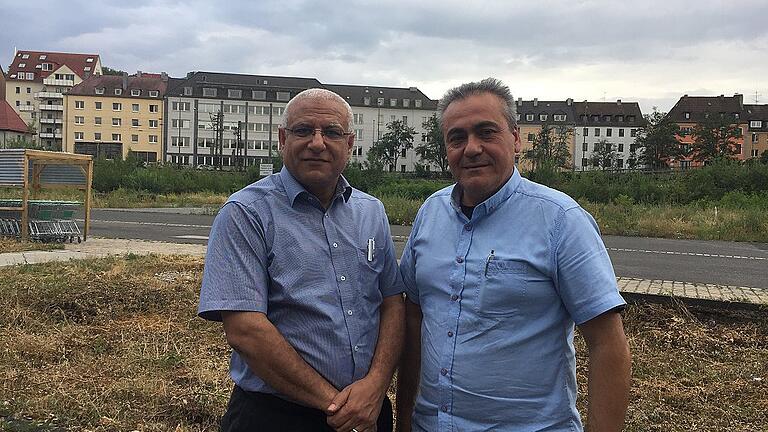 Sharif Mohsen (links) vom Ausländer- und Integrationsbeirat der Stadt Würzburg und Ahmet Bastürk, Sprecher der fünf Moscheegemeinden in Würzburg wehren sich dagegen, dass ihre Religion mit Terroranschlägen in Verbindung gebracht wird. Sharif Mohsen (links) vom Ausländer- und Integrationsbeirat der Stadt Würzburg und Ahmet Bastürk, Sprecher der fünf Moscheegemeinden in Würzburg wehren sich dagegen, dass ihre Religion mit Terroranschlägen in Verbindung gebracht wird.