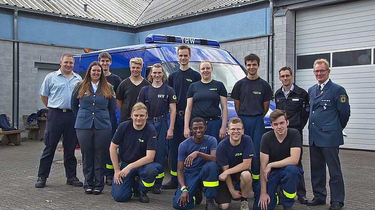 Das THW Regionalbereich Karlstadt freut sich über neue Atemschutzgeräteträger. im Bild hinten stehend: Sebastian Bechold (Feuerwehr Burgsinn), Isabelle Bechold (RSt. Karlstadt), Manuel Rubenbauer (OV Lohr), Patrick Schüler (OV Marktheidenfeld), Bastian Roos (OV Marktheidenfeld), Daniel Wichartz (OV Lohr). Katharina Wagler (OV Würzburg), Jan Greb (OV Würzburg), Christian Zährl (OV Gelnhausen), Andreas Stahl (OV Lohr), vorne kniend: Nils Stratmann (OV Würzburg), Abdul Satar Mohammed Salis (OV Lohr), Florian Stubenrauch (OV Würzburg), Peter Nätscher (OV Lohr).