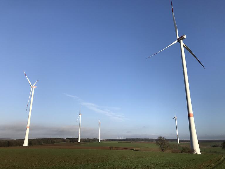 Seit Dezember 2015 sind die fünf Windkraftanlagen im Windpark Obbach am Netz. Seit Dezember 2015 sind die fünf Windkraftanlagen im Windpark Obbach am Netz.