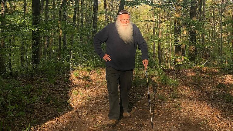 Der Künstler und 'sein Atelier': Herman de Vries hat im Steigerwald seine Wahlheimat gefunden. Der Künstler und 'sein Atelier': Herman de Vries hat im Steigerwald seine Wahlheimat gefunden.