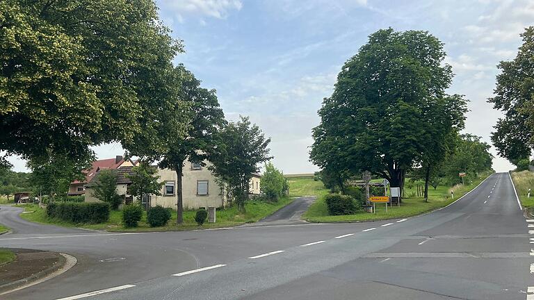 Eine der fünf vorgeschlagenen Standorte für einen Dorfladen liegt an der Kreuzung von Staatsstraße 2272 und Bimbacher Straße.