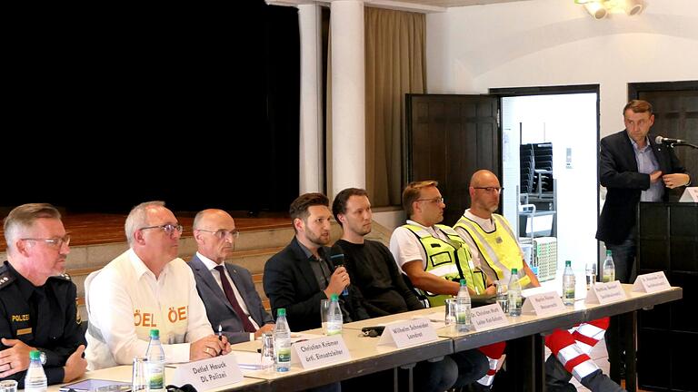 Bei der gespielten Pressekonferenz im Rahmen der Katastrophenschutzübung (von links): Detlef Hauck (Dienststellenleiter Polizei Haßfurt), Christian Krämer (Örtlicher Einsatzleiter), Landrat Wilhelm Schneider, Christian Mottl (Leiter Katastrophenschutz), Martin Förster (Wasserrecht), Matthias Benkert (Sanitätseinsatzleitung), Alexander Zolp (Sanitätseinsatzleitung) und Michael Rahn (Pressesprecher Landratsamt). Bei der gespielten Pressekonferenz im Rahmen der Katastrophenschutzübung (von links): Detlef Hauck (Dienststellenleiter Polizei Haßfurt), Christian Krämer (Örtlicher Einsatzleiter), Landrat Wilhelm Schneider, Christian Mottl (Leiter Katastrophenschutz), Martin Förster (Wasserrecht), Matthias Benkert (Sanitätseinsatzleitung), Alexander Zolp (Sanitätseinsatzleitung) und Michael Rahn (Pressesprecher Landratsamt).