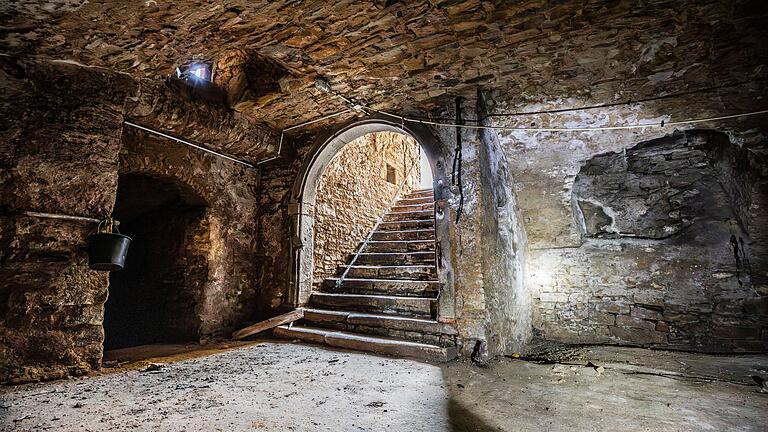 Der große Gewölbekeller unter dem Haus gehört zu den ältesten erhaltenen Teilen. Er wurde im späten 15. Jahrhundert gebaut. Der große Gewölbekeller unter dem Haus gehört zu den ältesten erhaltenen Teilen. Er wurde im späten 15. Jahrhundert gebaut.