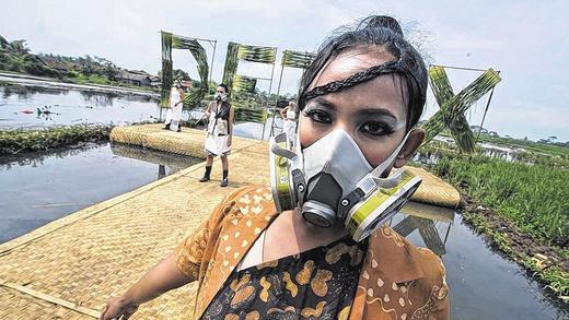 Chemische Reaktion: Indonesische Models mit Gasmaske bei einer Modenschau an einem verunreinigten Fluss im westlichen Java. Die Show im März dieses Jahres war Teil der sogenannten Detox-Kampagne der Umweltschützer von Greenpeace.